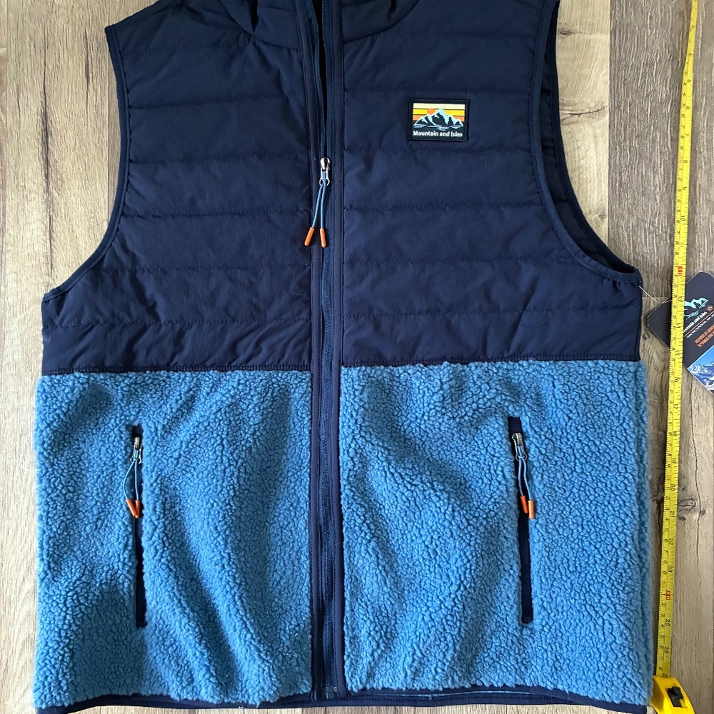 NWT Mountain and Isle Men's fleece vest.